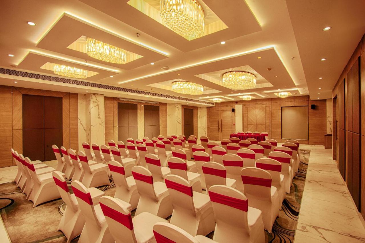 Sunhill Portico Hotel Силигури Екстериор снимка