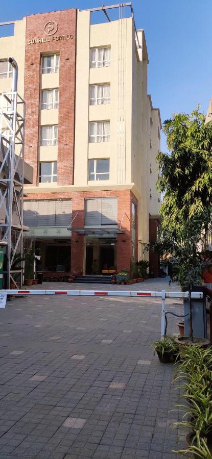 Sunhill Portico Hotel Силигури Екстериор снимка