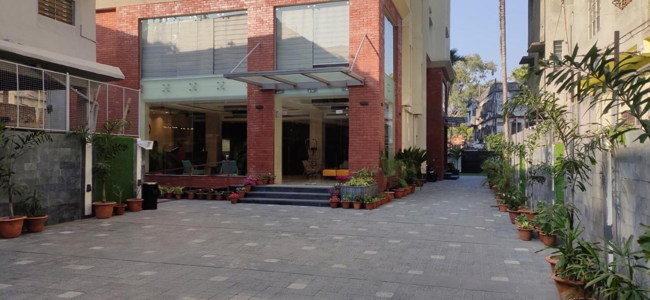 Sunhill Portico Hotel Силигури Екстериор снимка