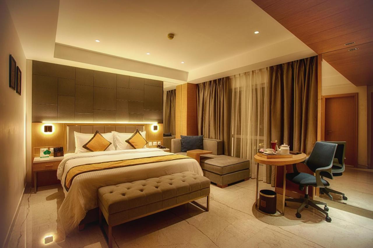 Sunhill Portico Hotel Силигури Екстериор снимка