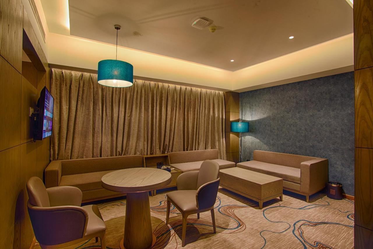Sunhill Portico Hotel Силигури Екстериор снимка
