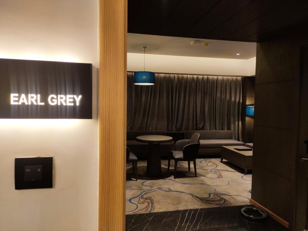 Sunhill Portico Hotel Силигури Екстериор снимка