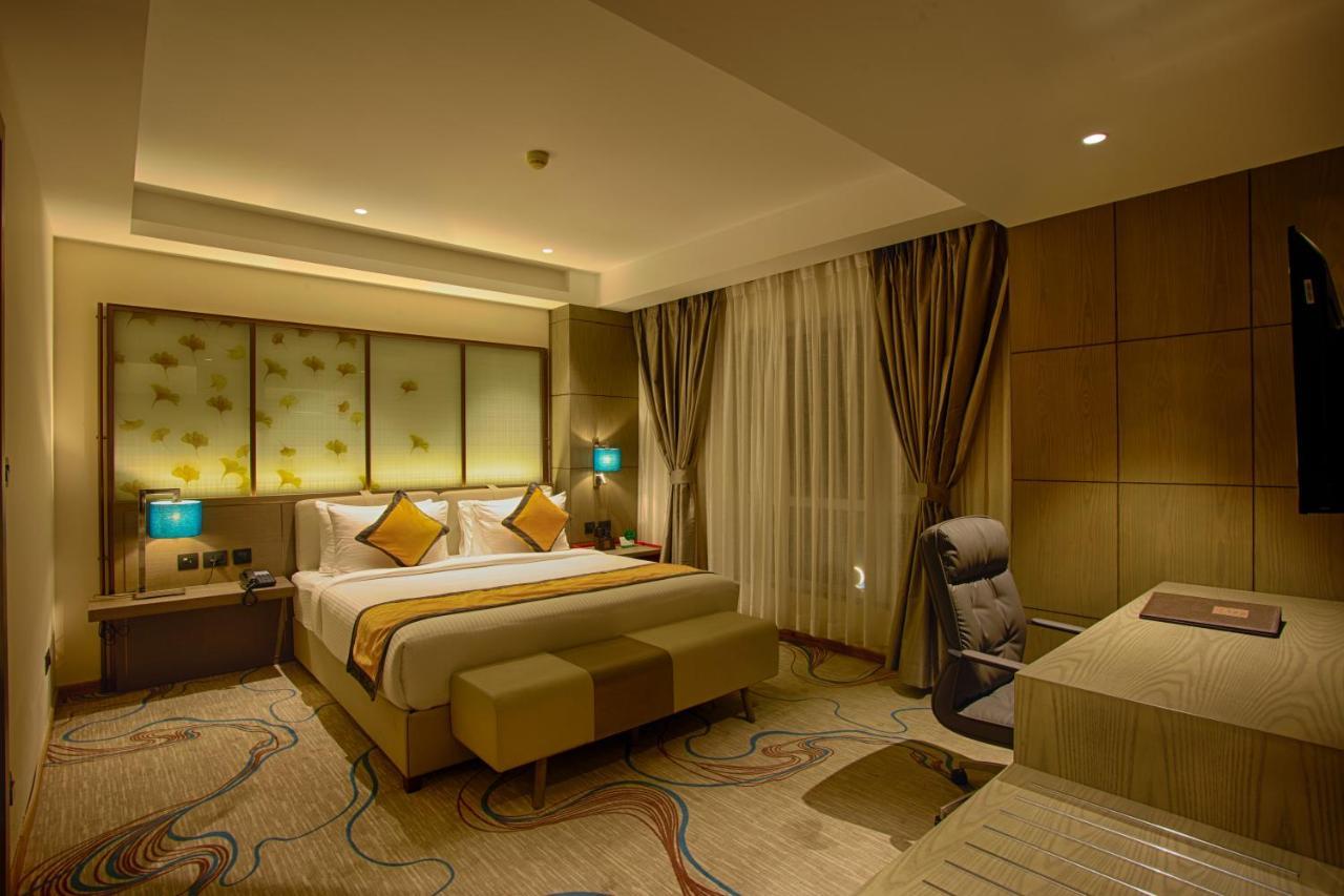 Sunhill Portico Hotel Силигури Екстериор снимка